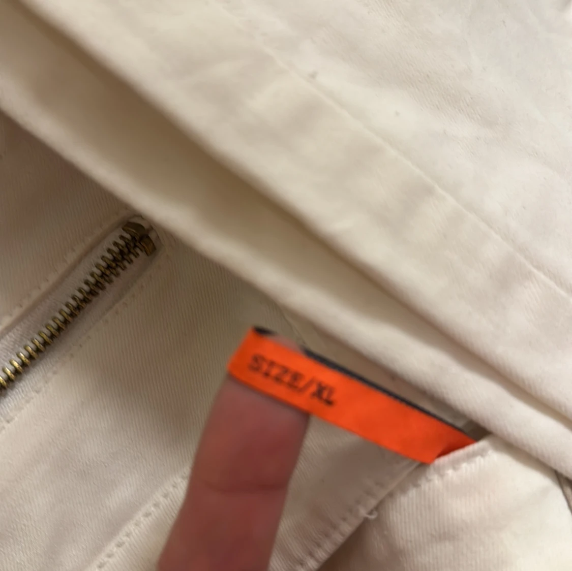 Vita byxor med dragkedjor från ONLY - 3