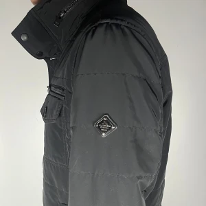 J.Lindeberg field jacket  - En riktig snygg och trendig J.Lindeberg field jacket i topp skick, storlek L, vid frågor är de bara att skriva // Gramenti 