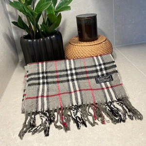 Burberry halsduk - Skit sjysst burberry halsduk, bra skick och passar bra till allt! Perfekt nu under våren! Skriv privat gällande frågor 😁