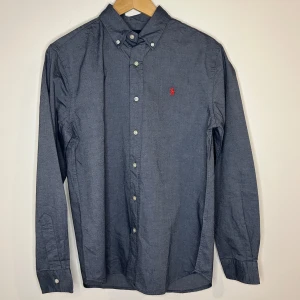 Blå skjorta från Ralph Lauren - Snygg blå skjorta från Ralph Lauren med klassisk button-down krage. Stor i storleken men en size S Perfekt för en stilren look. Kontakta vid frågor!! 🗣️🗣️