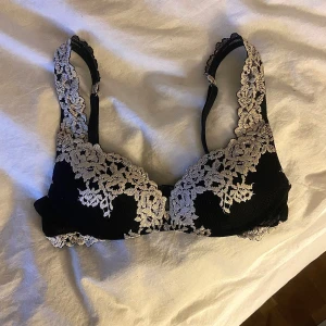 Intimissimi Bh - Säljer min Intimissimi Bh som heter Gioia Pretty Flowers i storlek 70B. Bh-n är svart med krämvit spets. Den är i väldigt fint skick. Nypris är 519kr, jag säljer den för 300kr. 