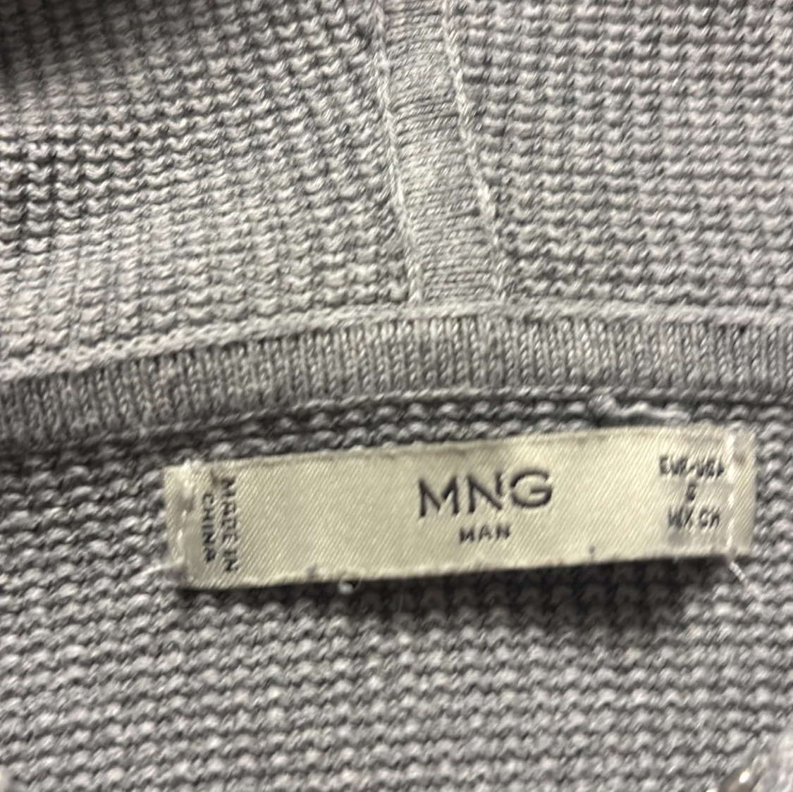 Grå stickad hoodie mango. - 2