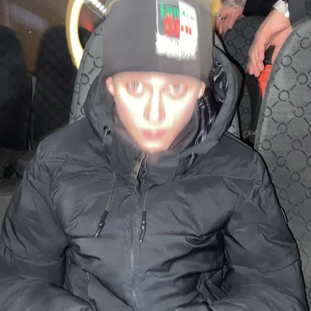 Säljer en svart pufferjacka med dragkedja och snörning vid huvan. Jackan har en hög krage och är perfekt för kyligare väder. Den är långärmad och har en stilren design.. Takit.