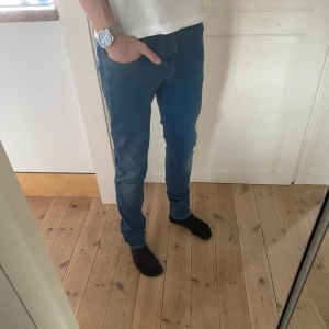Replay anbass - Säljer dom här riktigt feta replay anbass jeansen | Märke: Replay | Modell: Anbass | Skick: 9/10 | Storlek: 28/32 | För frågor är det bara att skriva |