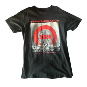 Type O Negative Band Tröja - Type O Negative band tröja i storlek L. Köpt på bengans i göteborg men säljer då jag tycker den är för stor på mig :) 