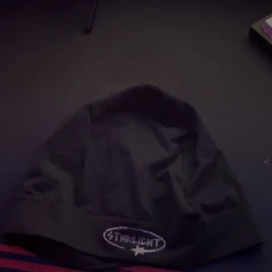 Svart starlight mössa  - Svart starlight mössa från Woonder boy den har ja haft på mig den 1 gång kanske 