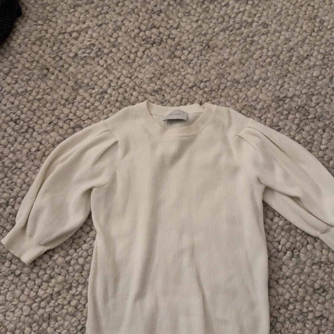 Vit ribbad tröja från Neo Noir med puff ärmar  - 1