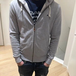 Morris hoodie - Grå zip hoodie från Morris! Nypris 1600, vårt pris endast 649kr | nyskick | ◻️| storlek M | pris kan diskuteras vid snabb affär🙌