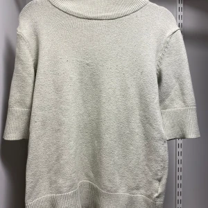 Ljusgrå stickad tröja från VILA - Säljer en stilren ljusgrön stickad tröja från VILA. Tröjan har en hög krage och trekvartsärmar, perfekt för kyligare dagar. Den är mjuk och bekväm, idealisk för en avslappnad look. Passar bra till jeans eller kjol.