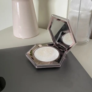 Diamond highlighter fenty beauty  - Highlighter ifrån Fenty beauty
