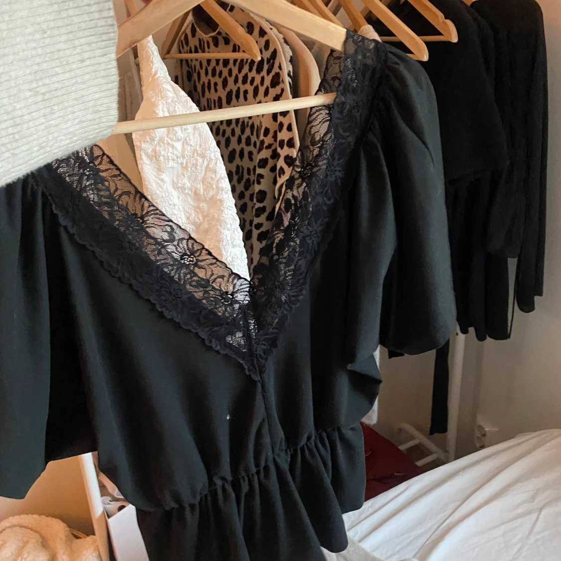 Svart blus med spetsdetaljer  - 2