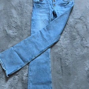 lågmidjade bootcut jeans  - kommer ej till användning 