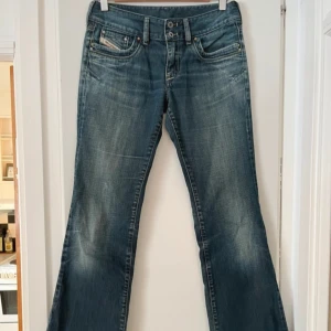 Diesel lågmidjade bootcut jeans - Säljer dem här supersnyggna diesel jeansen eftersom dem är för stora🥰Inga defekter och måtten finns på bilderna😊Det är bara att fråga ifall du har några frågor🥰lånade bilder