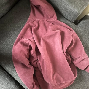 Vinröd hoodie från Pier one i storlek S - Säljer en vinröd hoodie från Pier one i mycket fint skick, utan skador eller slitage.