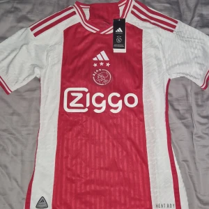 Ajax Steven Bergwijn - Säljer denna helt oanvända Ajax tröjan med Steven Bergwijn på ryggen. Tröjan är LITEN i storleken, alltså att den är slim fit. Den är mycket fin till speciellt sommaren.  Storlek S: Sitter bra om du är S och gillar tighta tröjor eller om du är naturlig XS.   Skriv vid intresse!