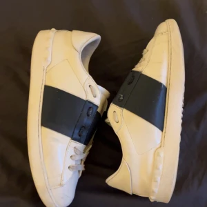 Valentino opens - Valentino opens i hyfsat bra skick, säljs pågrund av för små för mej. Dem är storlek 42 men passar oså 43