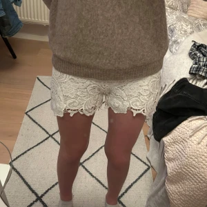 Snygga spetsshorts vita  - Superfina spetsshorts perfekt till sommaren!! Säljer då jag har flera 💕💕