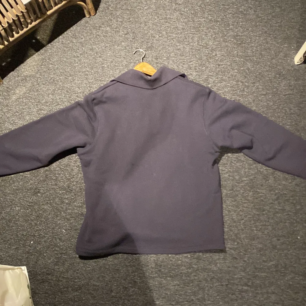 Snygg svart tröja från Arket med dragkedja vid halsen. Perfekt för en stilren och bekväm look. Tröjan har långa ärmar och en klassisk passform. Helt ny och aldrig använt . Neuletakit & Villapaidat.