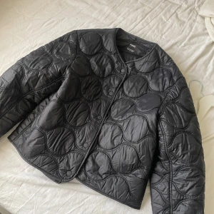 Svart quiltad jacka från mango - Snygg svart quiltad jacka från mango!