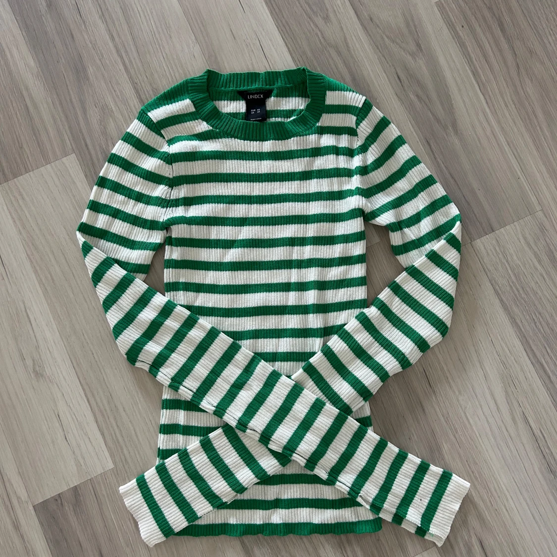 Grön och vit randig tröja från Lindex