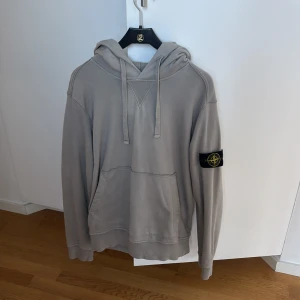 Beige hoodie från Stone Island - Säljer en stilren beige hoodie från Stone Island i st M för endast 1150kr! 