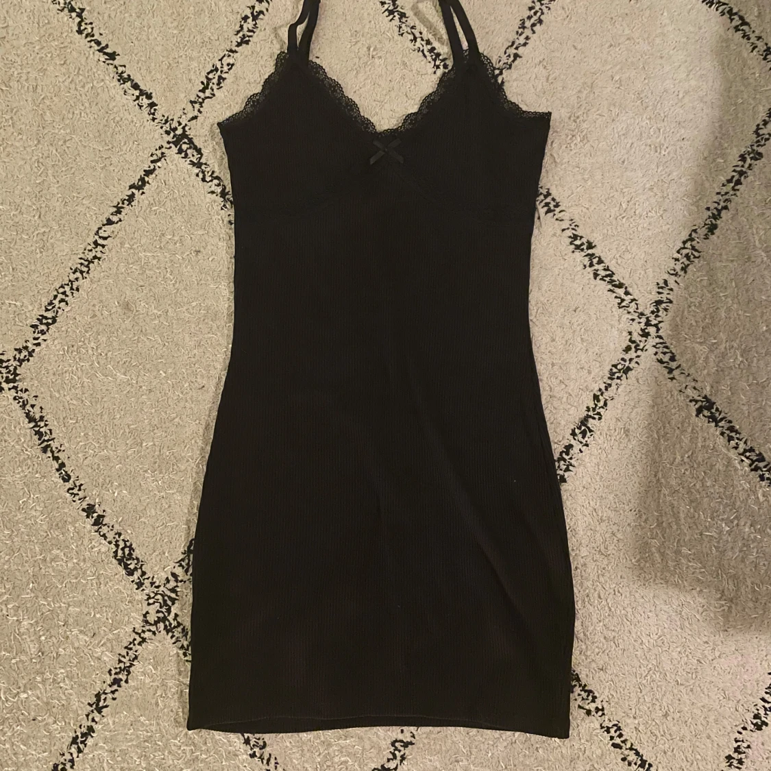 Svart ribbad klänning från H&M Divided