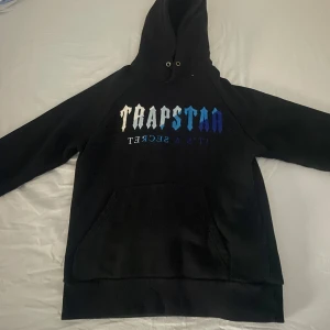 Trapstar hoodie  - Säljer en svart hoodie från Trapstar, den är äkta jag säljer för att den passar inte mig längre. Storlek M men passar S också 