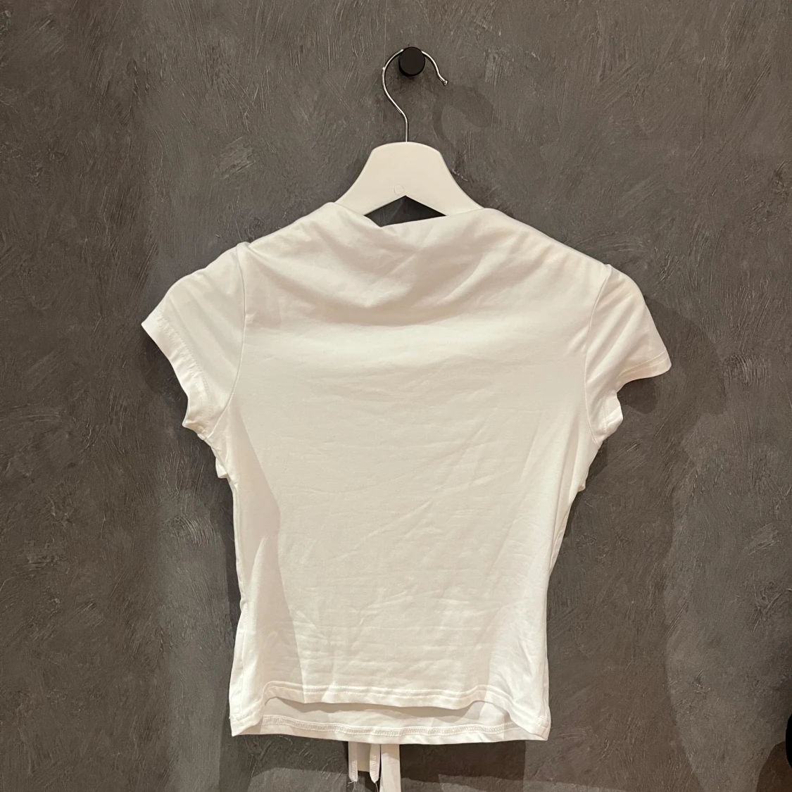 Vit kortärmad topp med knyt - 2