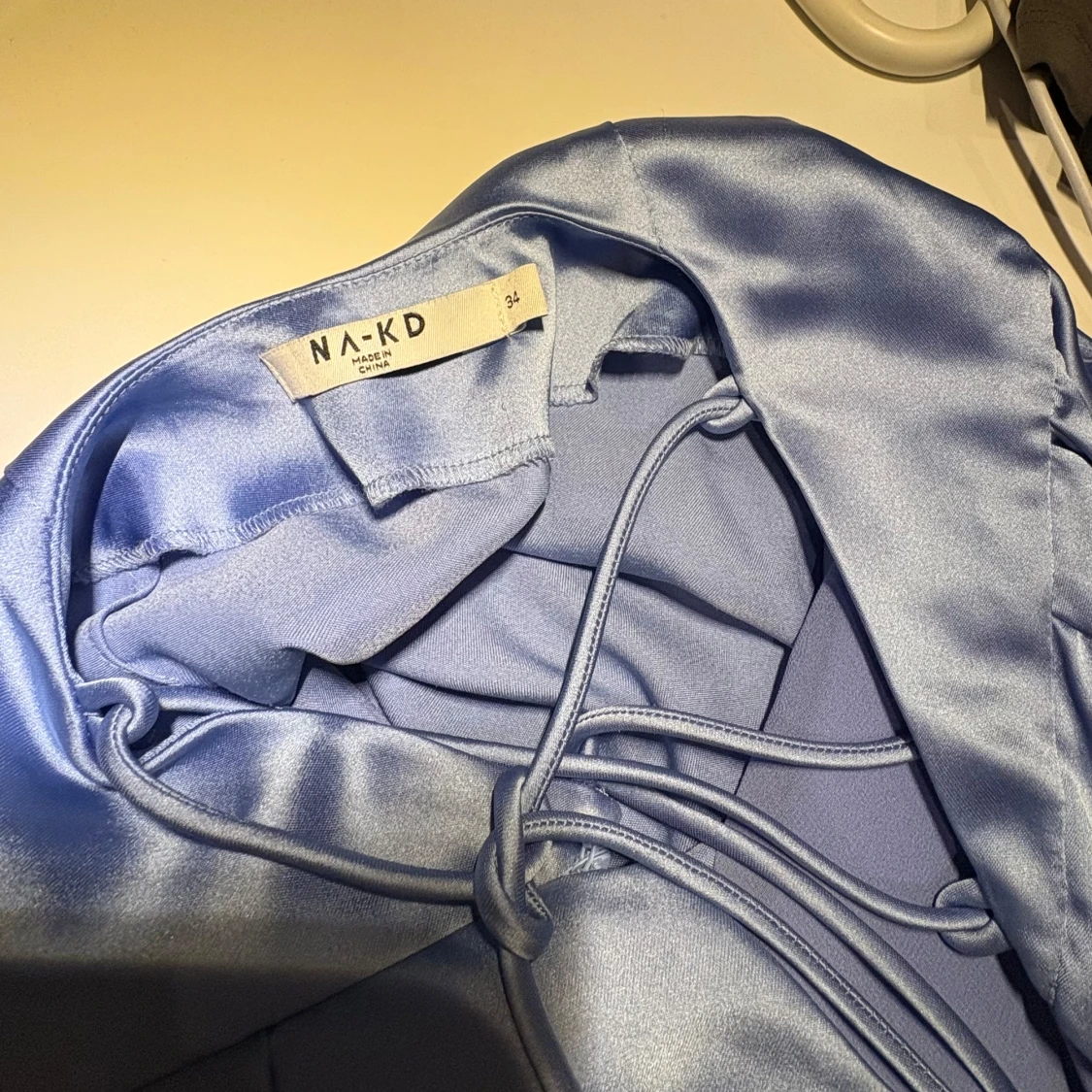 Ljusblå sidenklänning från NA-KD - 2