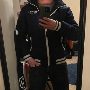 Salming | Mörkblå Puffer | S - ‼️Mörkblå Pufferjacka från Salming‼️ Märke: Salming 🏷️ Storlek: S 📏 Passform: Regular fit 📌 Skick: ⭐️8.5/10⭐️ Fraktar: Inom 1 dag 📦  