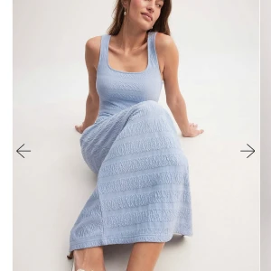 Ljusblå långklänning från NA-KD - Snygg ljusblå långklänning från NA-KD i ett väldigt skönt material. Klänningen har en tight passform och är ärmlös med en rundad halsringning. Perfekt för en midsommar, sommarresor och andra event. Ej använd med etikett kvar.