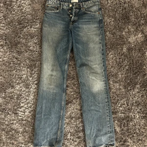 Blå jeans från Zara - Snygga blå jeans från Zara med låg midja. Raka ben och aldrig använda <3
