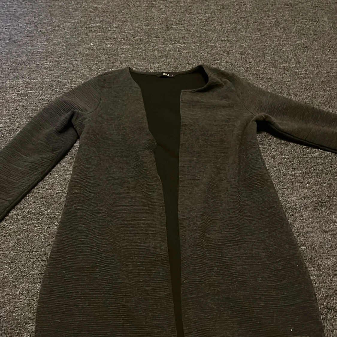 Svart långärmad kappa från ONLY