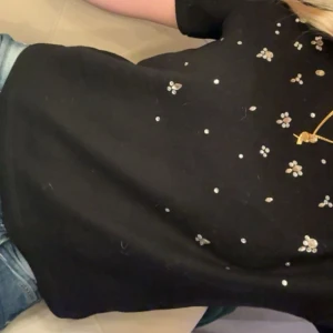 t shirt med detaljer - t shirt i lite tjockare material med jättefina detaljer❤️❤️