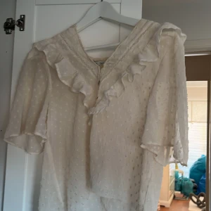 Snygg blus från Zara storlek S - Blus från Zara storlek S men passar även XS. Där nere har förra ägaren klippt, men ingen man tänker på riktigt! Bra skick annars!