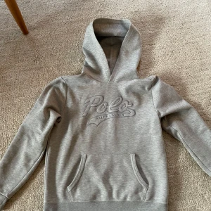 Ralph Lauren Hoodie - Säljer en grå hoodie från Ralph Lauren. Storlek XL i ungdom men passar som S. 9/10 skick. 