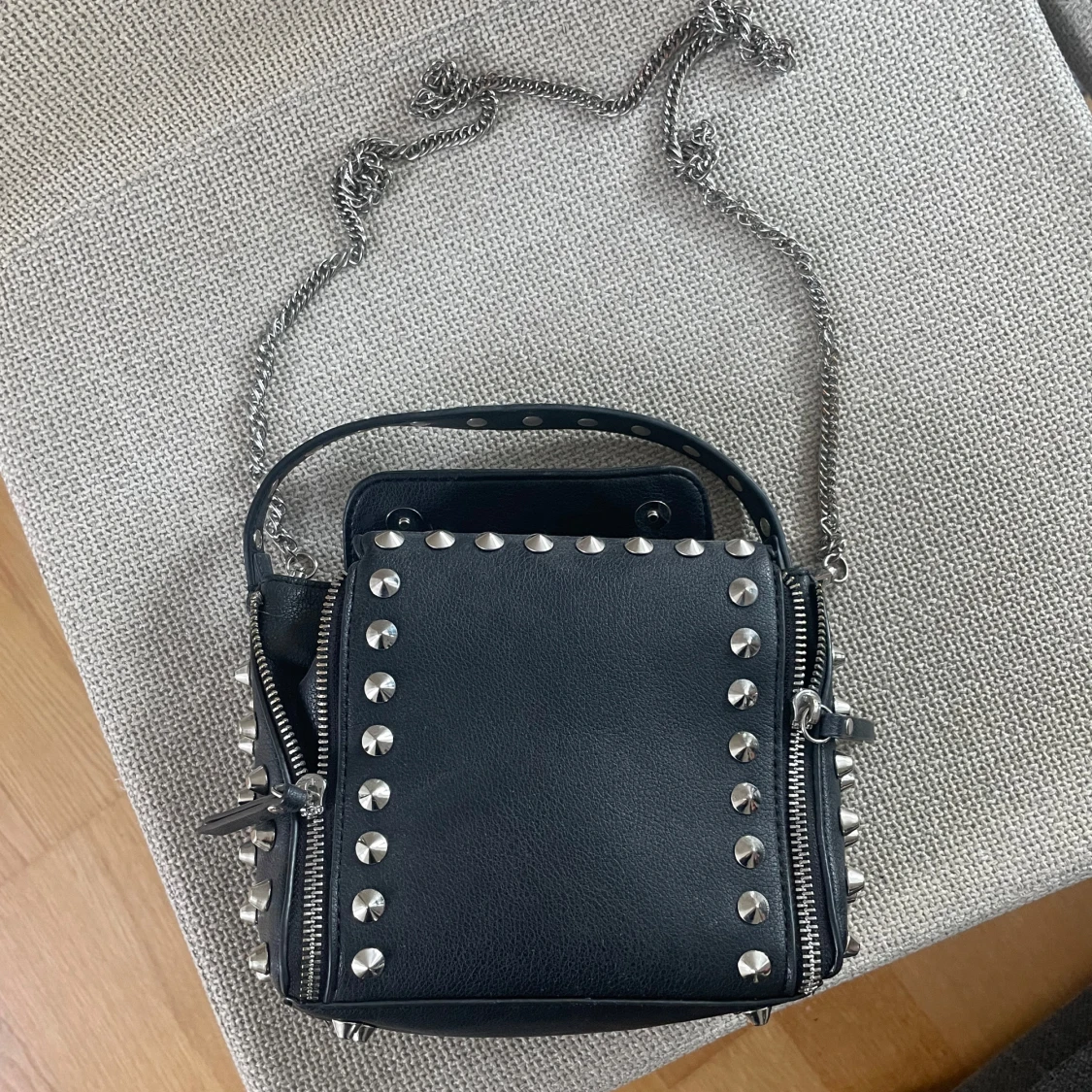 Väska med nitar