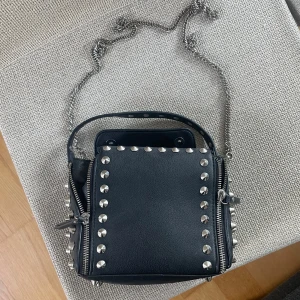 Väska med nitar - Snygg svart väska med nitar och kedjeaxelrem. Pris kan diskuteras 💞