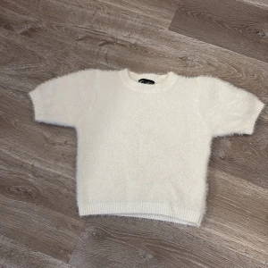 Vit stickad tröja från New Look - Mysig vit stickad tröja från New Look. Den har korta ärmar och en rund halsringning💕
