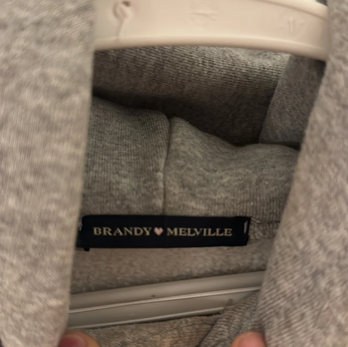 Grå hoodie från Brandy Melville - 2