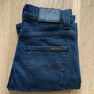 Nudie jeans  - Säljer dessa feta nudie jeans i storlek 28x32. Modellen heter grim tim och jeansen är i perfekt skick! Tveka inte att höra av er!😉