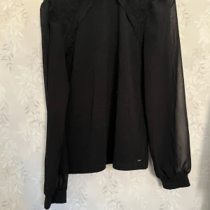 Svart IKKS blus - Säljer nu denna svarta IKKS blus, köpt från deras hemsida för 859 kr för några månader sedan. Denna är väl andvänd och lite nopprig (kan skicka bild) men med en av noppringsmaskin och 5 minuter är det sannerligen borta. Priset är relativt lågt men kan sänkas om efterfrågan säger så❤️ skriv för mer frågor eller funderingar🥰