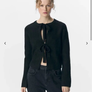 Svart stickad kofta från Object - Kofta med rosetter från object, använd 1 gång så den är som ny☺️ går att ha åt båda hållen, nypris ca 600♥️