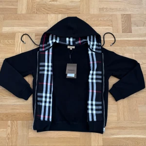 Burberry hoodie - Svart burberry hoodie storlek L men passar M