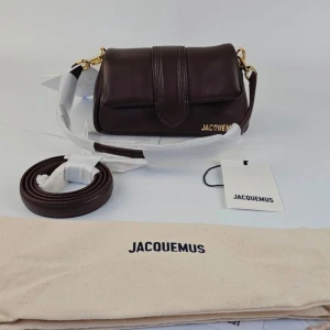 SMALL BAMBIMOU  - Intressekoll! Modellen The Small Bambimou Brown Bag, mini puffed flap leather bag. Dustbag och Box medföljer bara, tyvärr endast köpebevis bland bilderna. Dubbelband tillkommer, justerbar lång och en kort. Nypris från butiken 9500kr.   Finns för upphämtning i Järfälla området, annars kan den postas ( spårbar frakt ). 