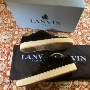 Lanvins - Hej! Säljer nu mina skor från märket Lanvin , storlek 42, bra skick. Givetvis äkta, Tveka inte på att höra av dig om du har frågor eller funderingar kring skorna!