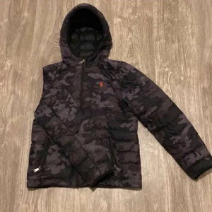 Camouflage pufferjacka från Ralph Lauren - Säljer en cool camouflage pufferjacka från Ralph Lauren. Den är svår att få tag på för den är slutsåld överallt. Rekommenderar verkligen om man letar efter en stilig jacka. Priset kan diskuteras 🙌