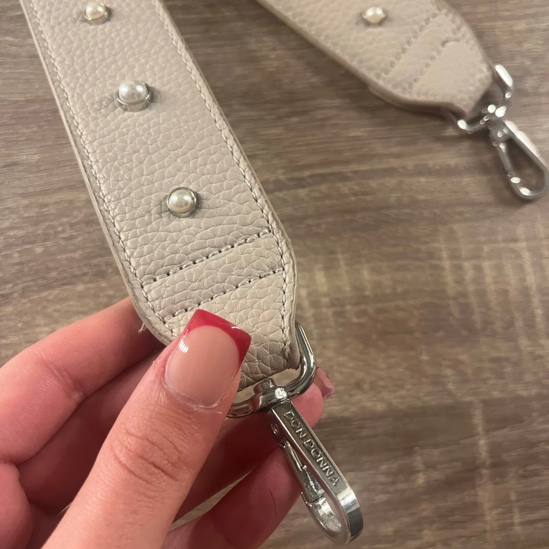 Beige bälte med pärldetaljer - 1