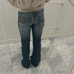 Lågmidjade jaens  - Säljer dess skit snygga jeans då dom inte kommer till användning ganska tajt i modellen då jag brukar har 24 i jeans så skulle säga att dom passar en 23/24 