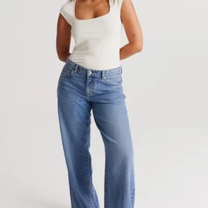Blå jeans med låg midja  - Snygga blå jeans med låg midja och en avslappnad passform. Från Gina Tricot 